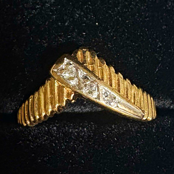 10k Yellow Gold Diamond ring vintage 1970s or 1980s 2.83 Grams 10k Yellow Gold Diamond ring vintage 1970s or 1980s 2.83 Grams