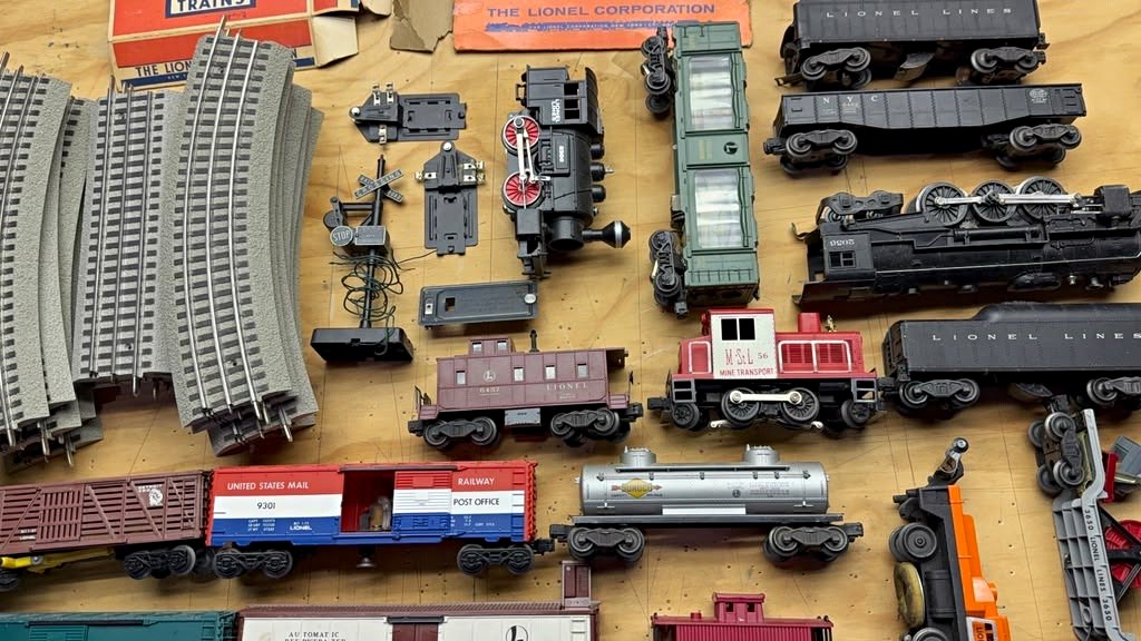 Lionel O Gauge Postwar Train Set Lot 2020 Steam Loco, Cars, Track, Accessories Lionel O Gauge Postwar Train Set Lot 2020 Steam Loco, Cars, Track, Accessories