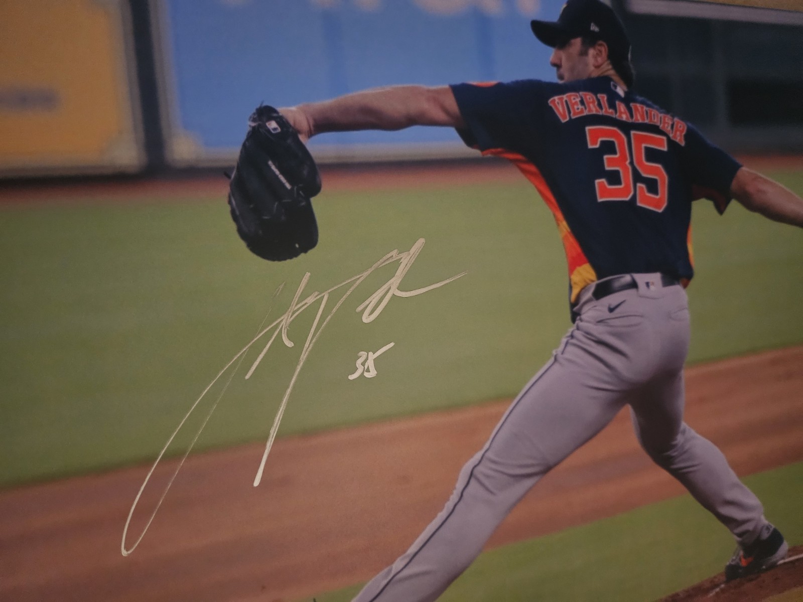 JUSTIN VERLANDER  ORIGINAL AUTOGRAPH WITH COA ON THIS VIBRANT 12X8.5\