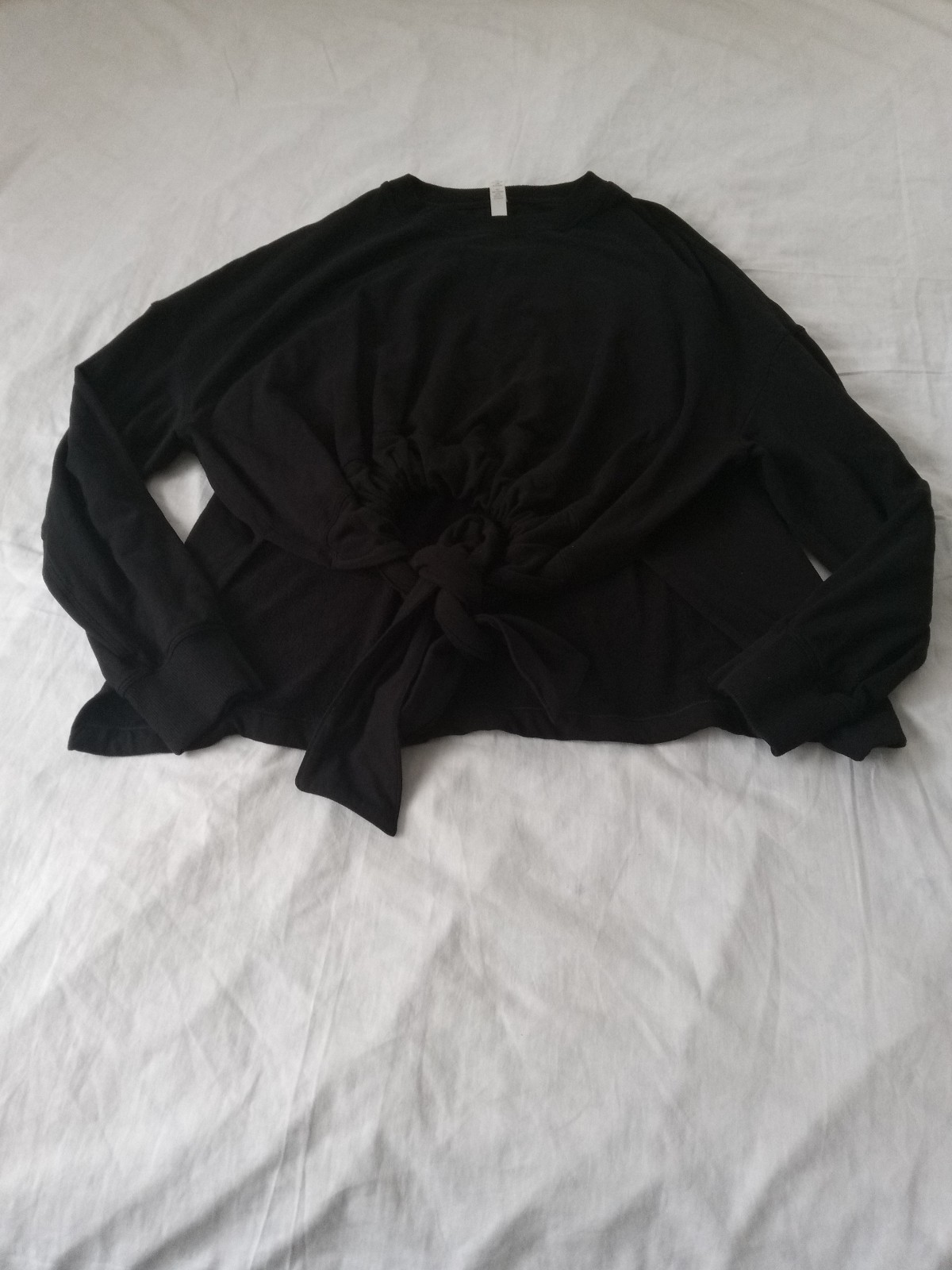 Lululemon Women\'s Tie Front Pullover Sweatshirt Size M/L Long Sleeve Black Lululemon Women\'s Tie Front Pullover Sweatshirt Size M/L Long Sleeve Black