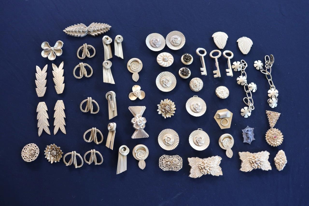Wholesale Lot  50 Deadstock 1920\'s Gold Plastic Brooch\'s Belt Buckles & Buttons