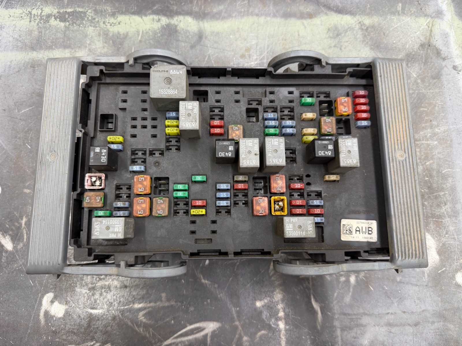 2010-2014 Chevrolet Silverado Sierra 2500 3500 6.6L Duramax Engine Fuse Box OEM 2010-2014 Chevrolet Silverado Sierra 2500 3500 6.6L Duramax Engine Fuse Box OEM