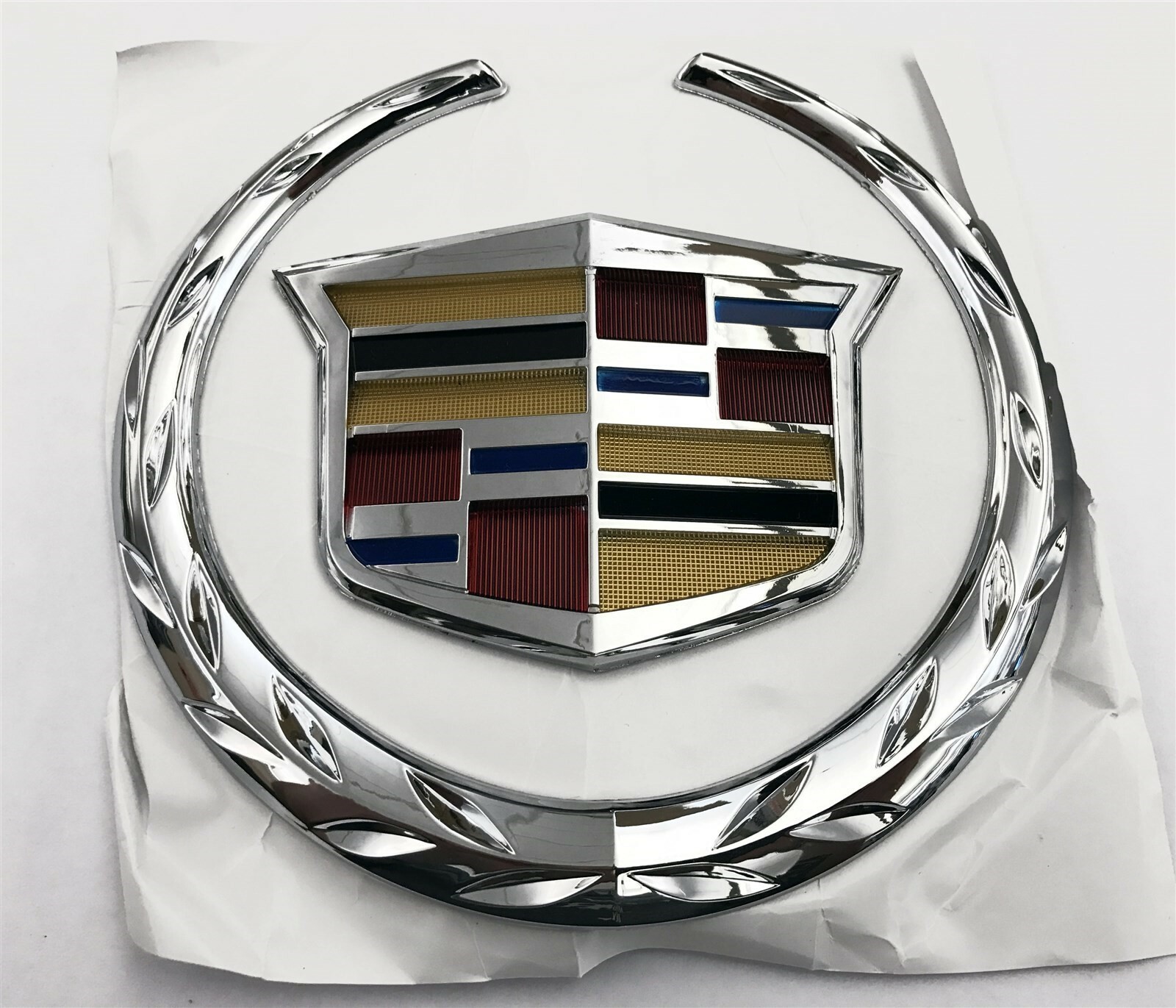 2007-14 CADILLAC ESCALADE FRONT GRILLE CREST & WREATH EMBLEM NEW 22985036