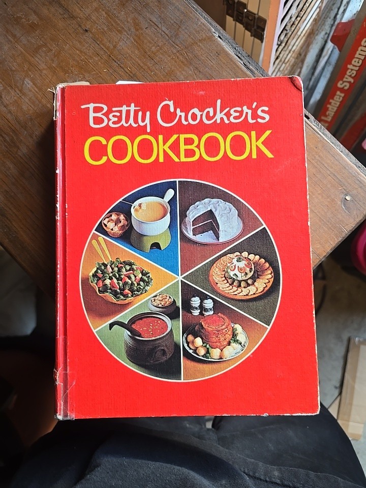 Vintage Betty Crocker\'s Cookbook Red Hardcover 1969 Pie Cover Bound Edition