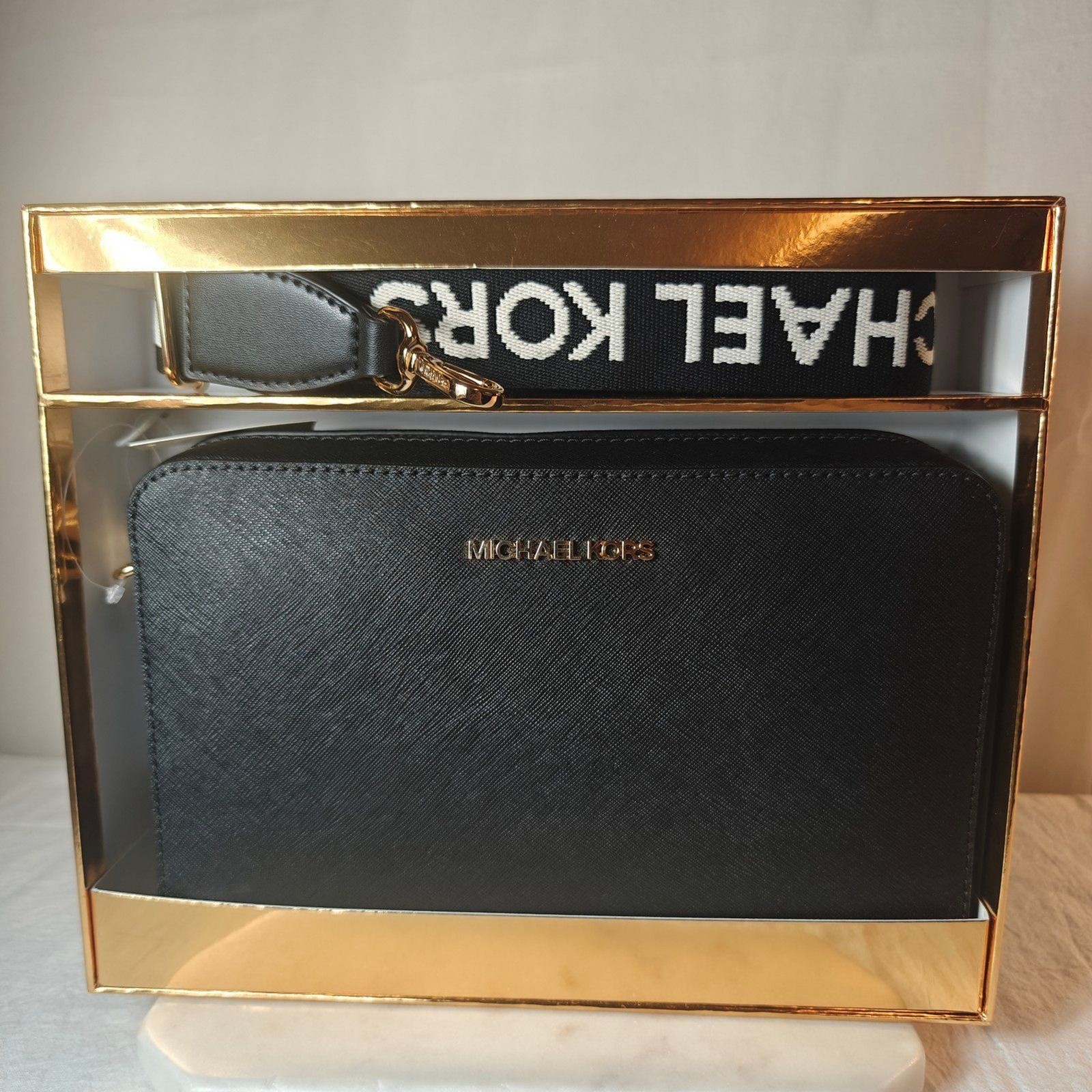 Michael Kors Jet Set Crossbody gift box Black Price is firm. Michael Kors Jet Set Crossbody gift box Black Price is firm.