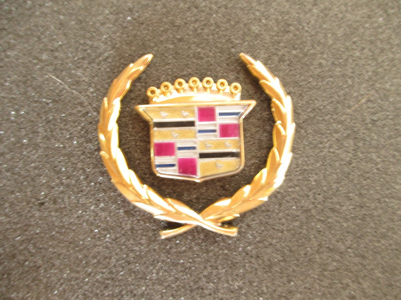 GOLD ROOF WREATH AND 5-COLOR CREST 1985-1993 CADILLAC DEVILLE & FWD FLEETWOOD