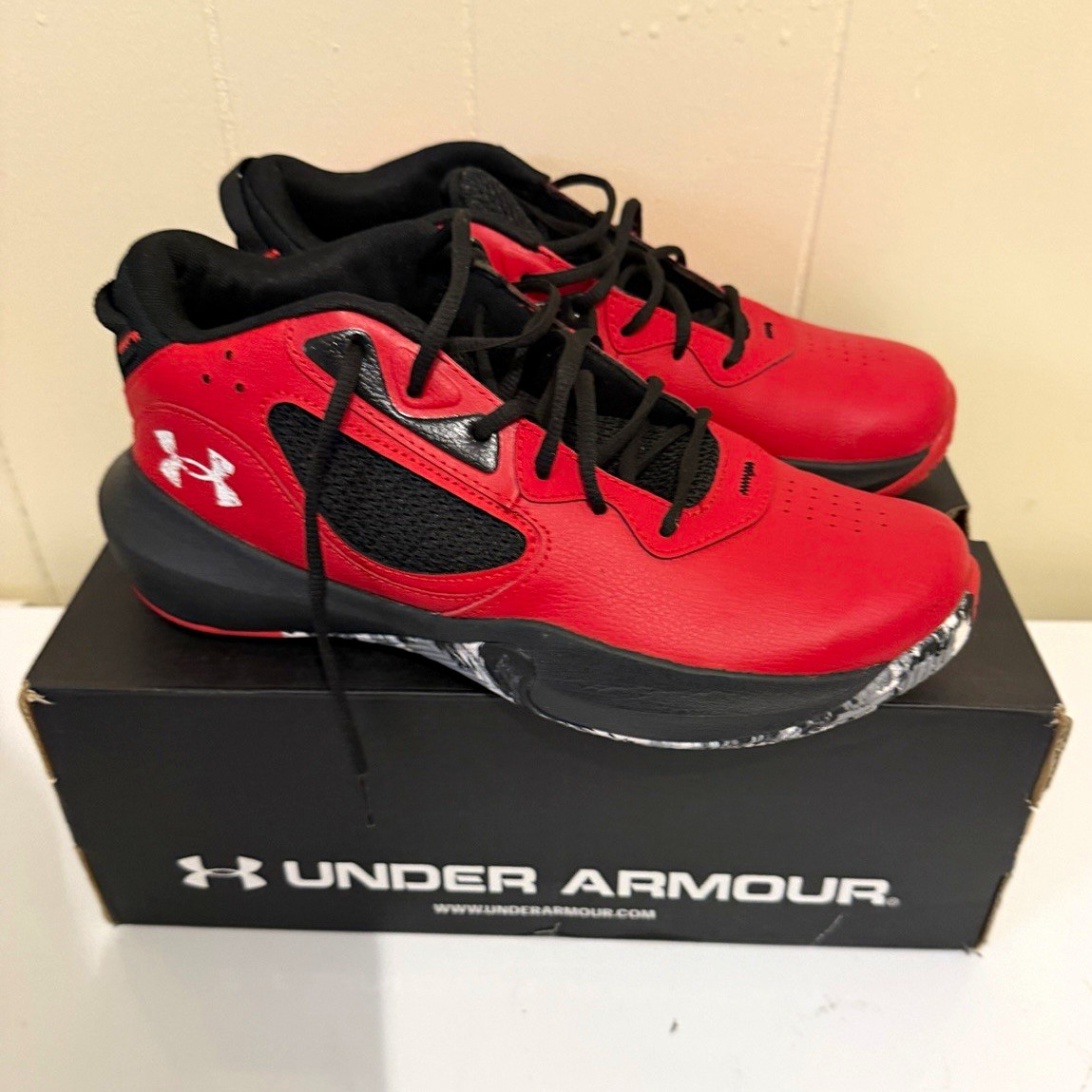 Under Armour Men\'s Red/Black Low Top Lace-Up Athletic Sneakers Solid Pattern