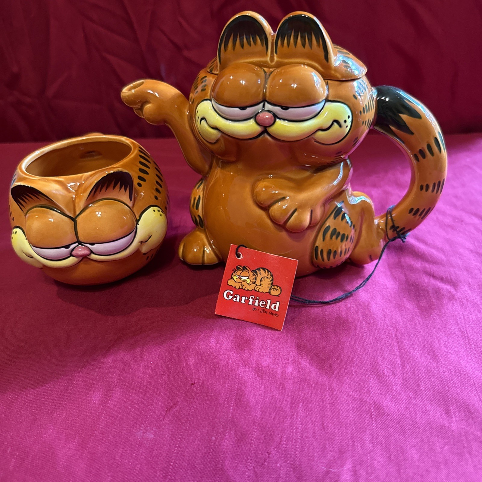 Vintage Garfield Little Teapot Short Stout with Lid And Matching Mug Vintage Garfield Little Teapot Short Stout with Lid And Matching Mug