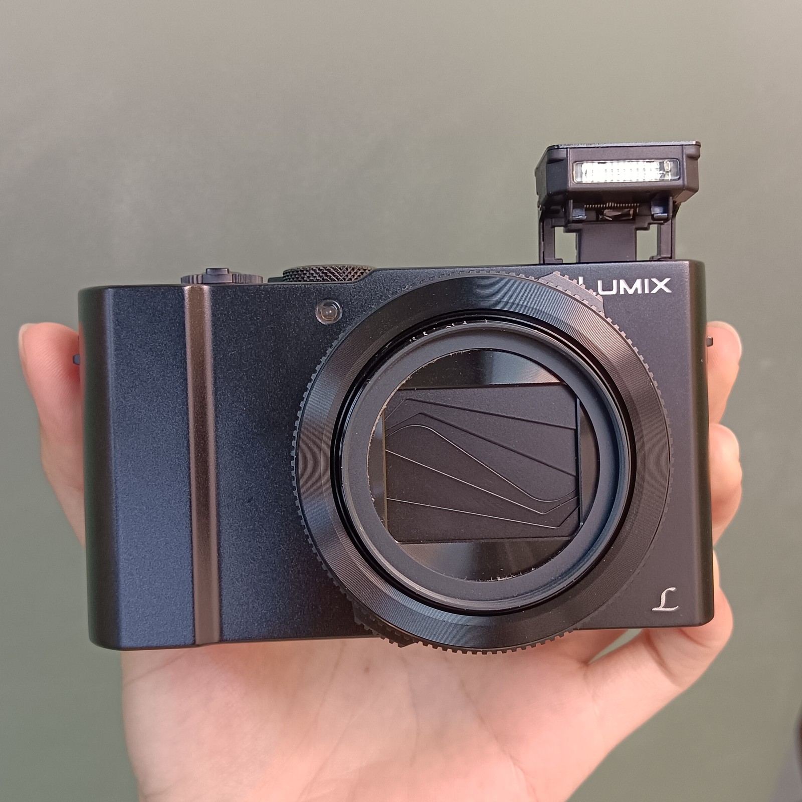 Panasonic Lumix LX10 24mm wide angle 5 axis stabilization 4K photo mode