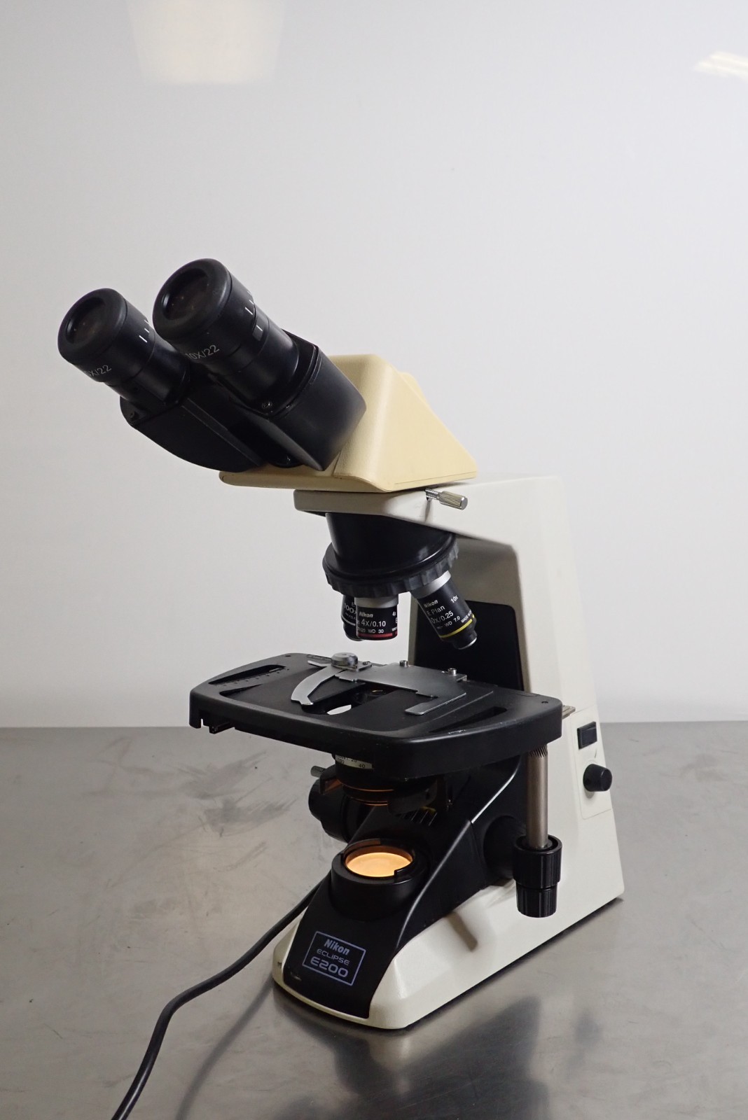 Nikon Eclipse E200 Binocular Microscope with 4 Objectives 4x 10x 40x 100x Oil Nikon Eclipse E200 Binocular Microscope with 4 Objectives 4x 10x 40x 100x Oil