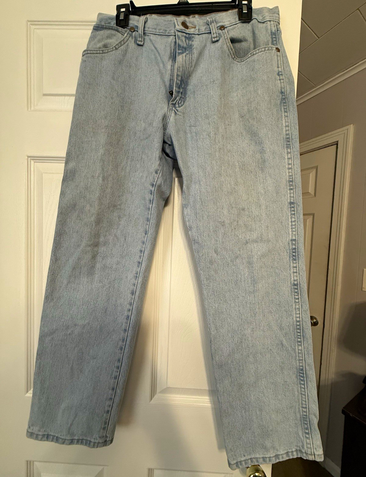 Wrangler Authentics Men\'s Light Wash Blue Straight Leg Denim Jeans Size 32