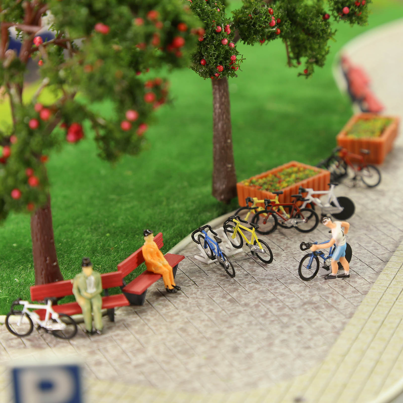 C8702 HO Scale 1:87 Bicycles 20pcs Bikes 4pcs Parking Racks Model Trains Layout