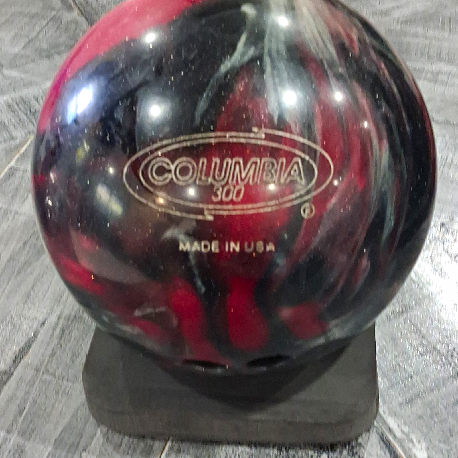 Columbia 300 Vintage Red/Black 15lbs With Ebonite Bag Columbia 300 Vintage Red/Black 15lbs With Ebonite Bag