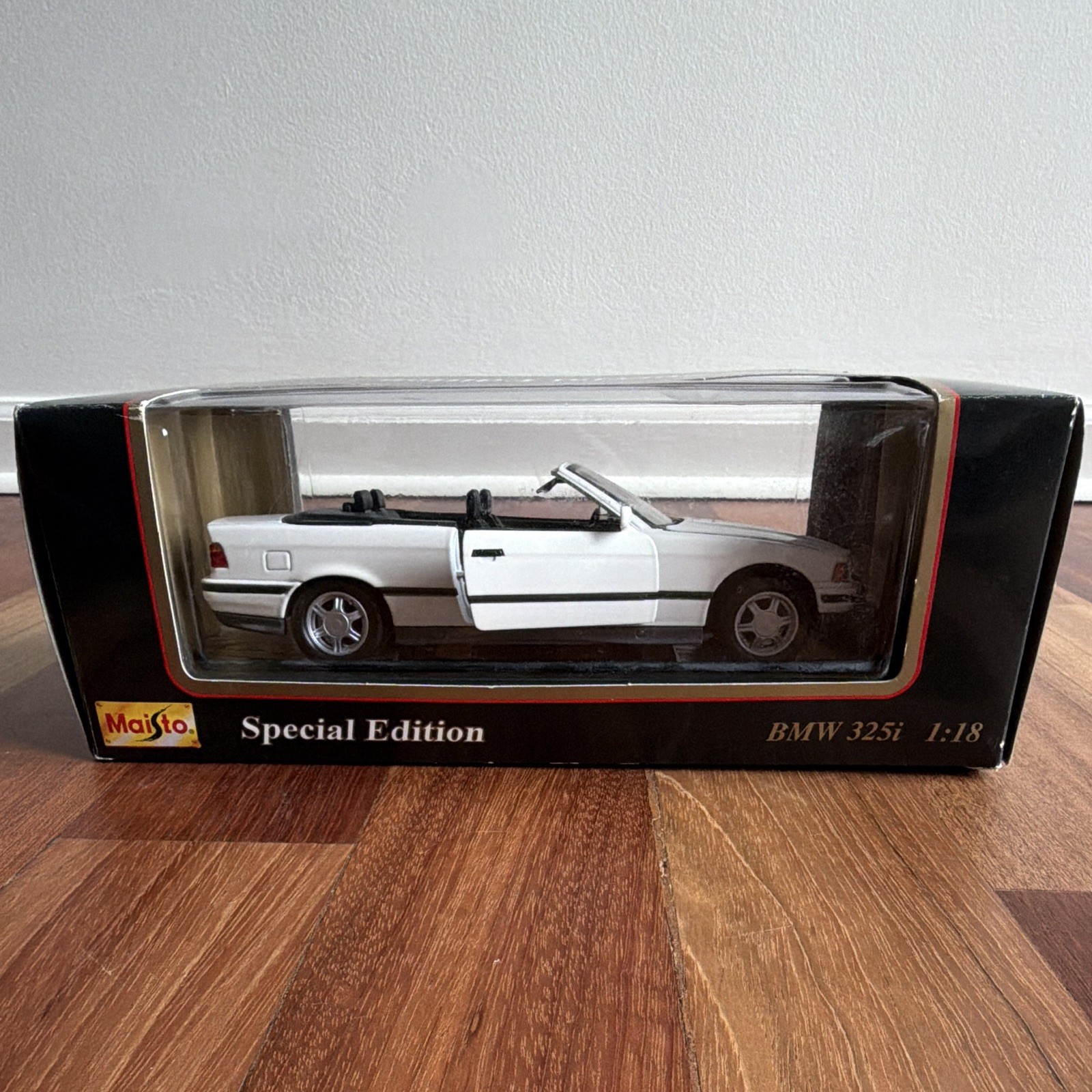 Maisto Special Edition BMW 325i Convertible 1993 1:18 Diecast White