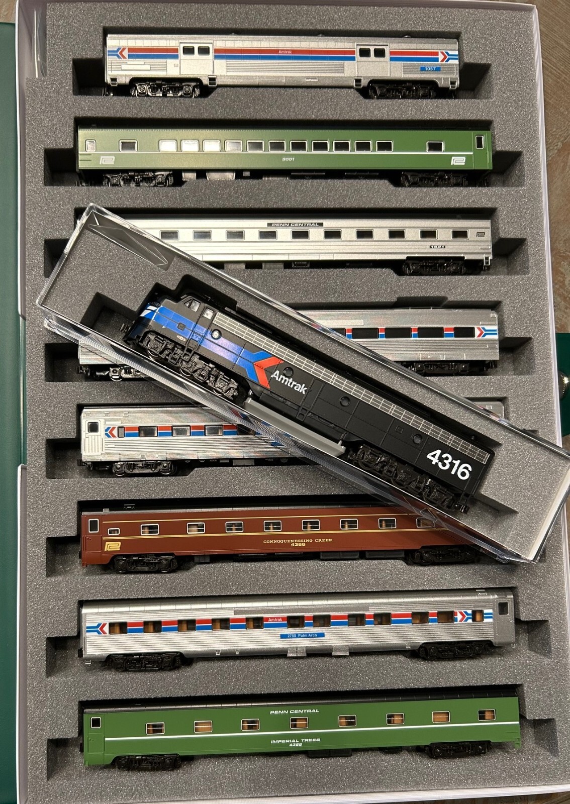 KATO 1061971 1761971 N  8-Car Set & Loco Amtrak Rainbow Era 106-1971 176-9171