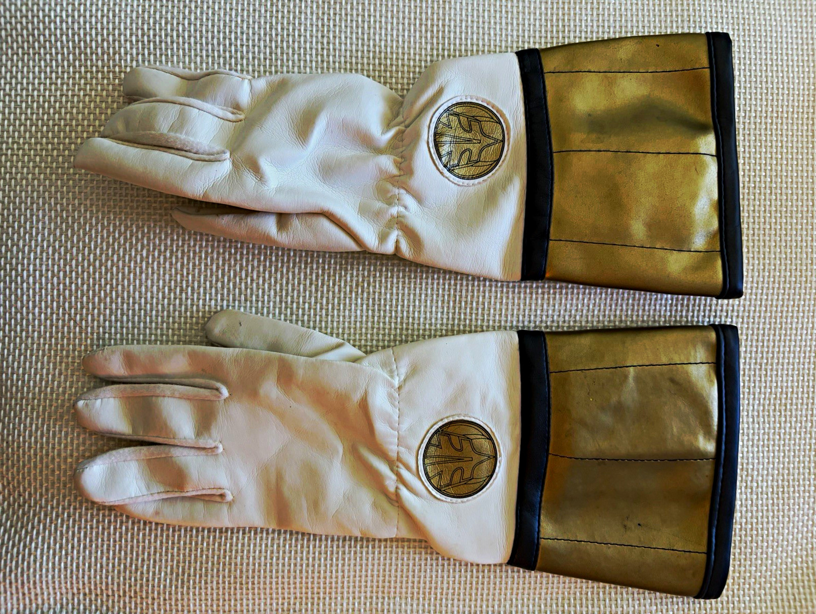 Vintage 1994 Mighty Morphin Power Rangers White Ranger Sound Gloves Bandai 