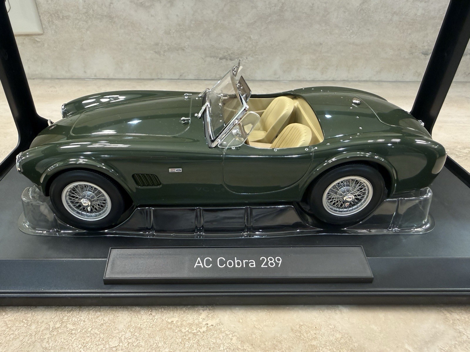 Norev 1/18 1963 AC Cobra 289 Dark Green 182757 Norev 1/18 1963 AC Cobra 289 Dark Green 182757
