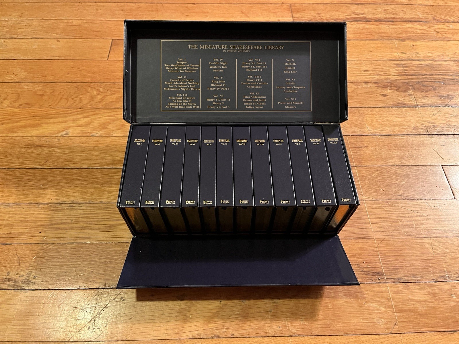 VINTAGE 2002 The Miniature William Shakespeare Library in Twelve Volumes