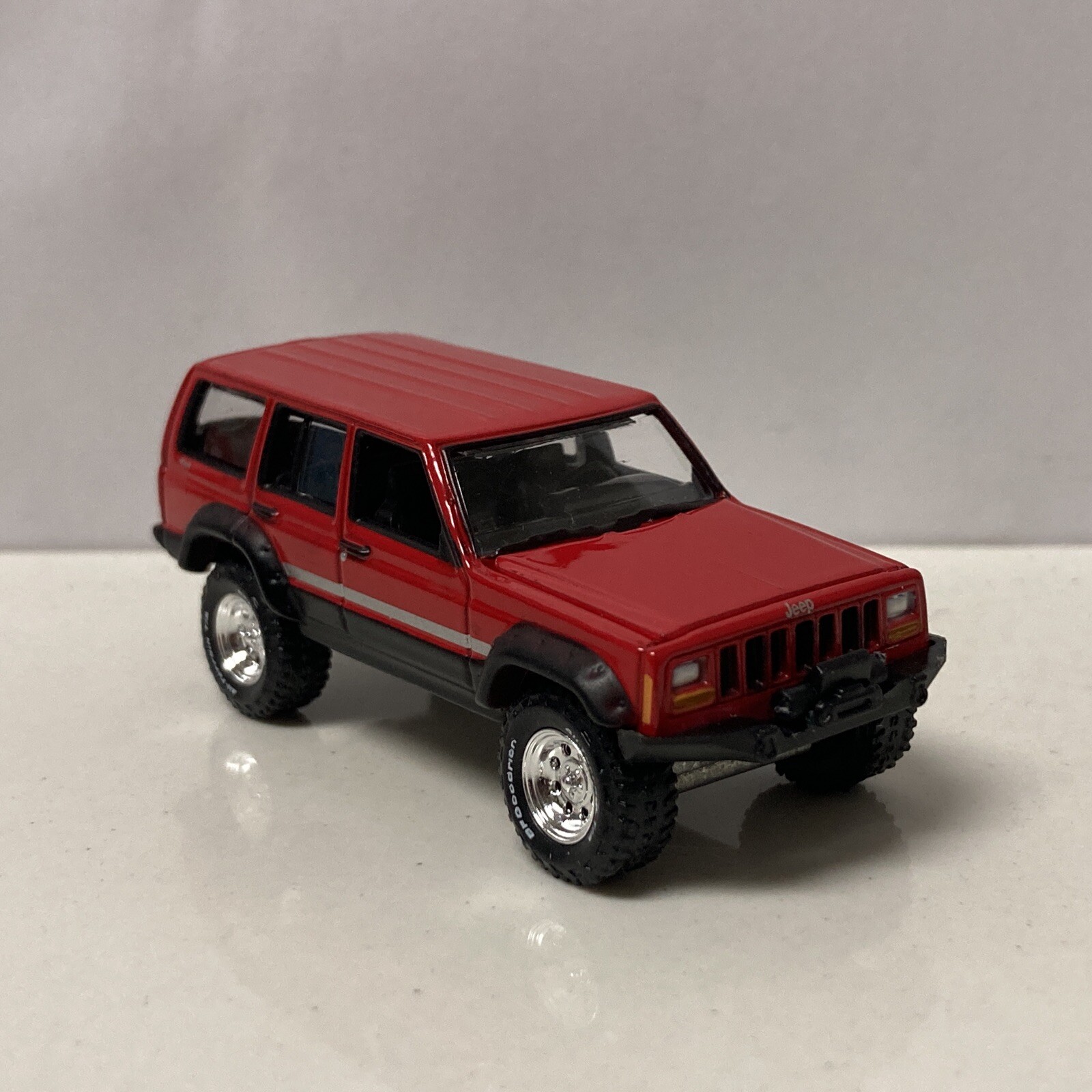 1984-2001 Jeep Cherokee XJ 4x4 Collectible 1/64 Scale Diecast Diorama Model