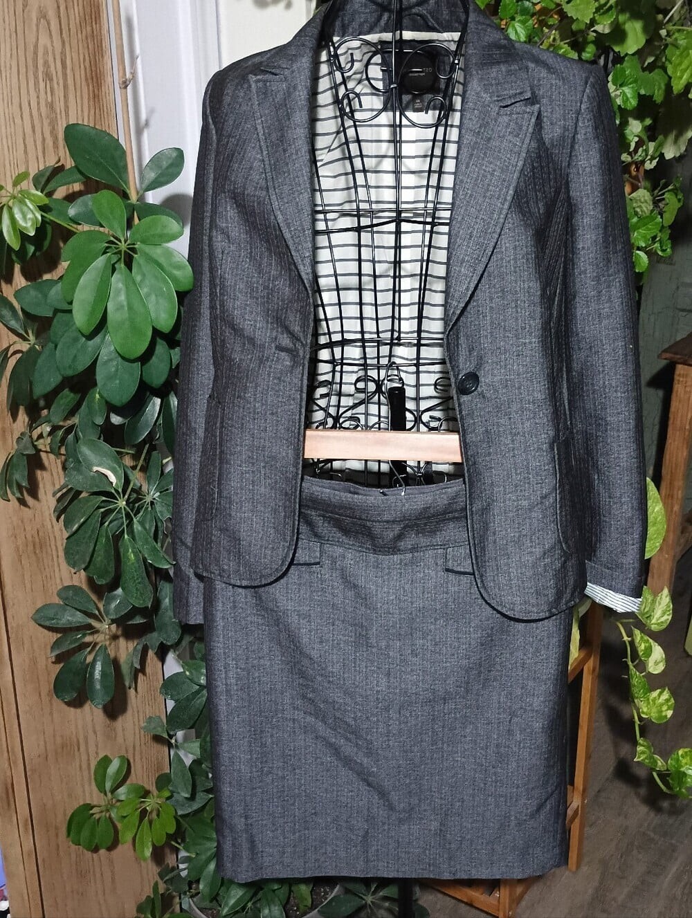 The Limited Collection: Women\'s Charcoal Gray Knee-Length Pencil Skirt Suit.