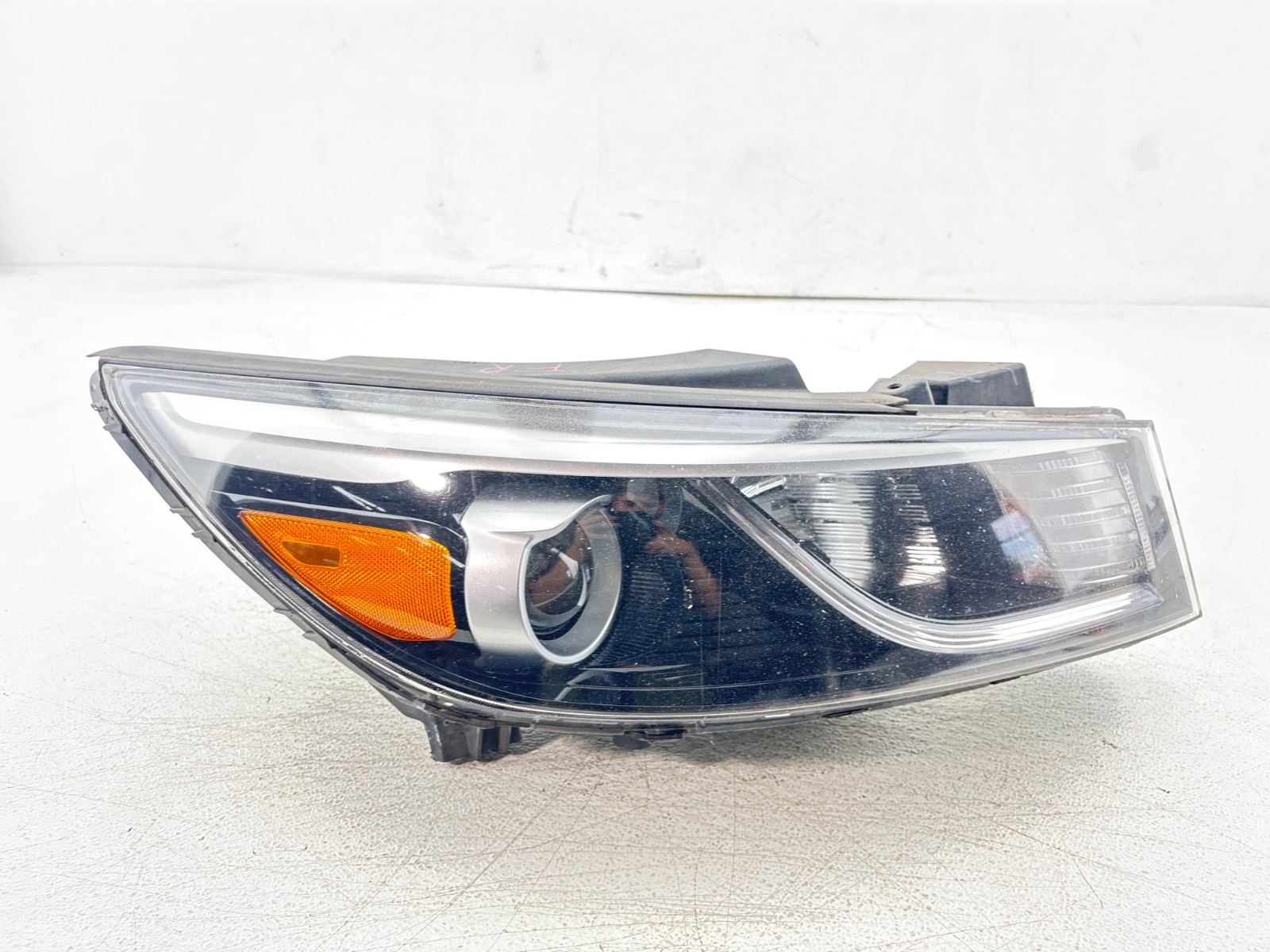 2015 - 2018 Kia Sedona RH Passenger Xenon HID Headlight OEM 2015 - 2018 Kia Sedona RH Passenger Xenon HID Headlight OEM