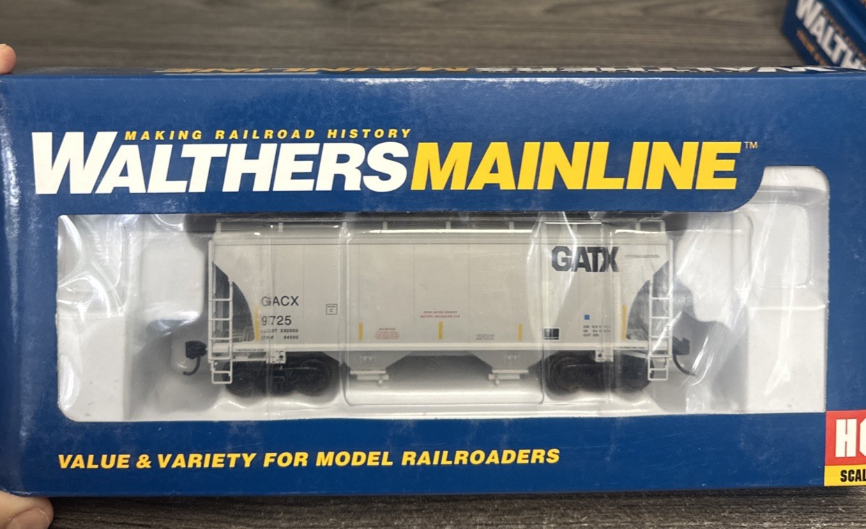 Walthers MainLine HO #910-7505 39’ Trinity 3281 2-Bay Covered Hopper GATX NIB Walthers MainLine HO #910-7505 39’ Trinity 3281 2-Bay Covered Hopper GATX NIB