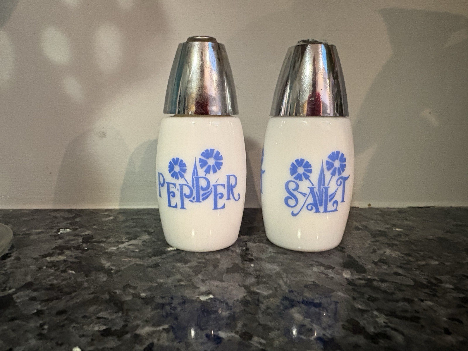 Vtg GEMCO Cornflower Blue Salt Pepper Shaker Set White Milk Glass Chrome Slanted Vtg GEMCO Cornflower Blue Salt Pepper Shaker Set White Milk Glass Chrome Slanted