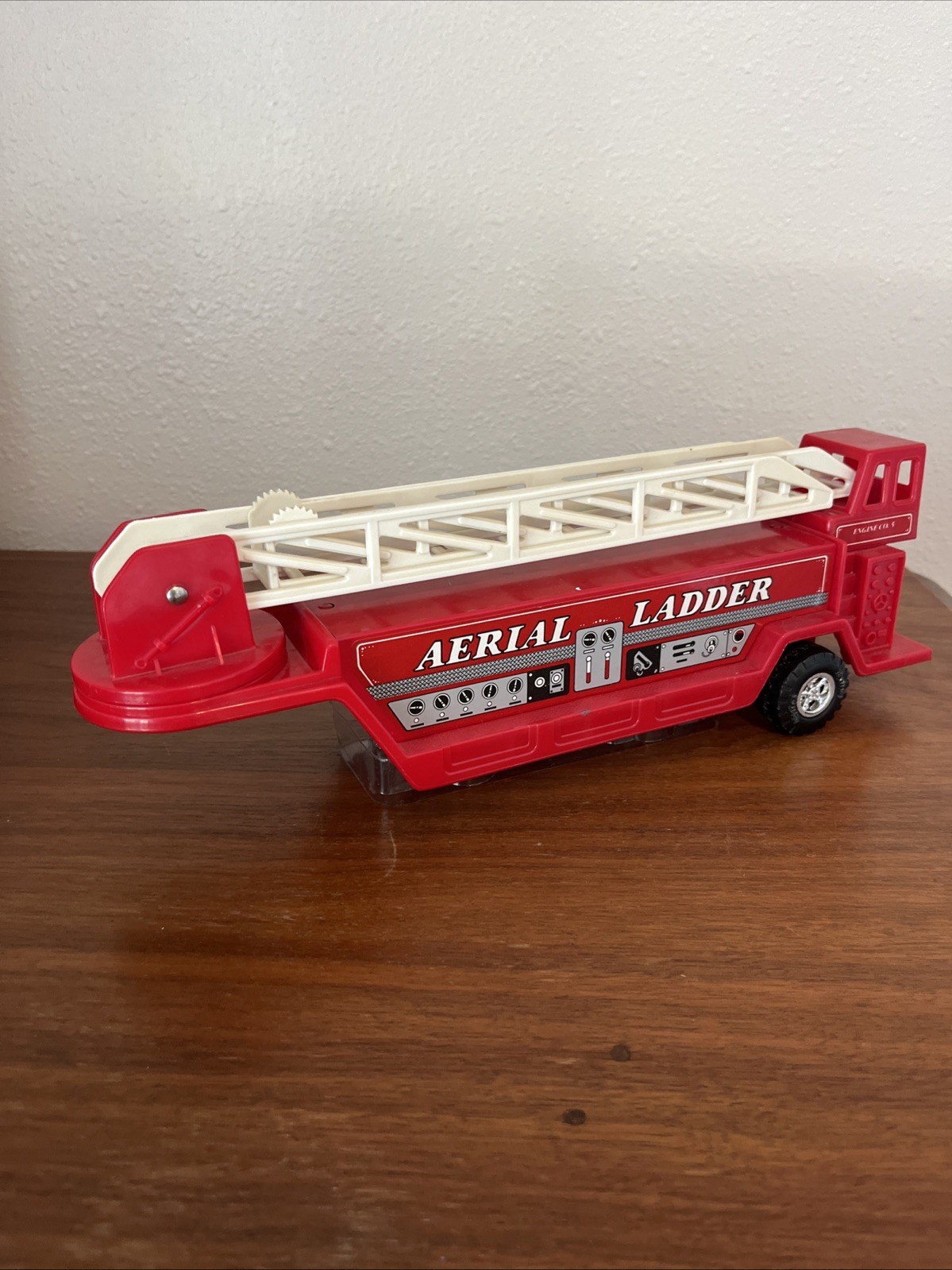 Vintage 1989 Nylint plastic metal aerial ladder trailer - Engine Co. 5 Vintage 1989 Nylint plastic metal aerial ladder trailer - Engine Co. 5