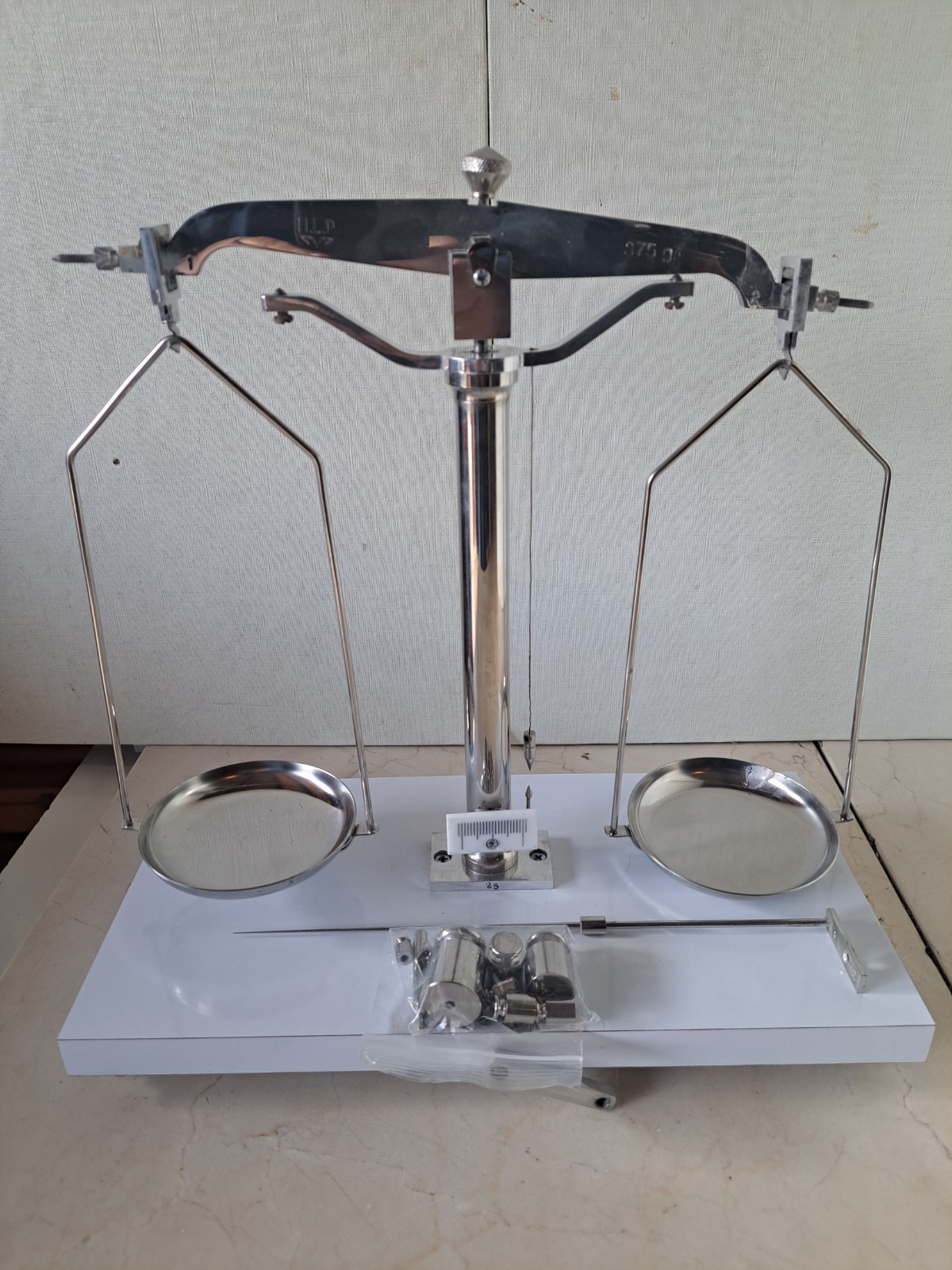 VINTAGE H.L.P. 375g LABORATORY BALANCE SCALE NOS SCIENTIFIC VINTAGE H.L.P. 375g LABORATORY BALANCE SCALE NOS SCIENTIFIC