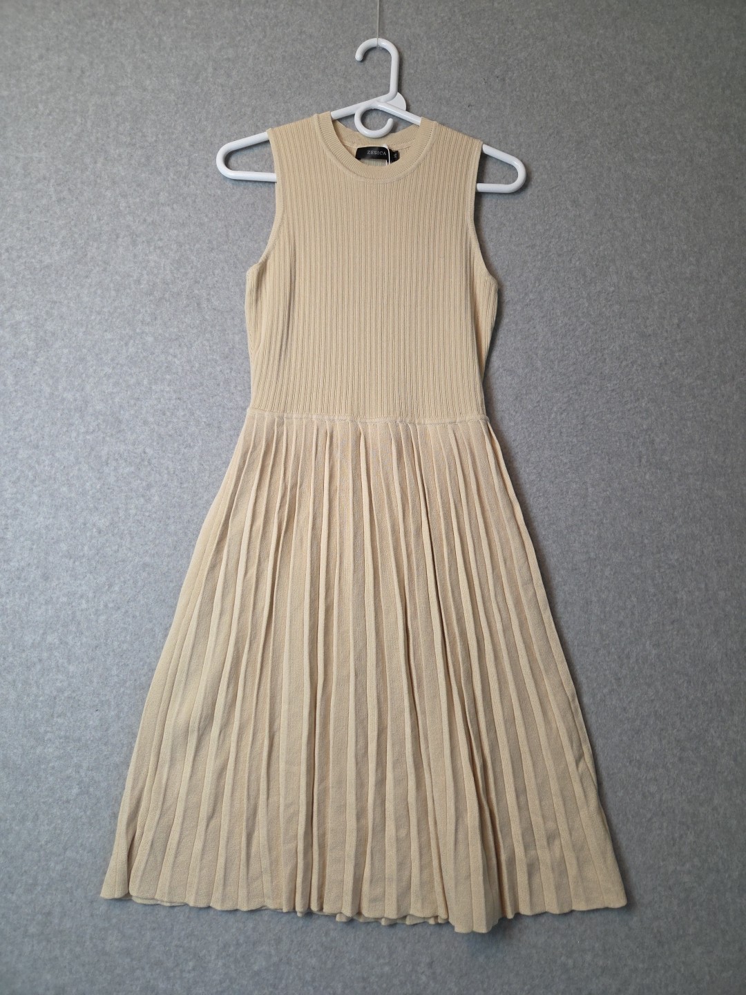 NWT Zesica Beige Ribbed Knit Pleated Skirt Swing Dress Women\'s Medium Stretch
