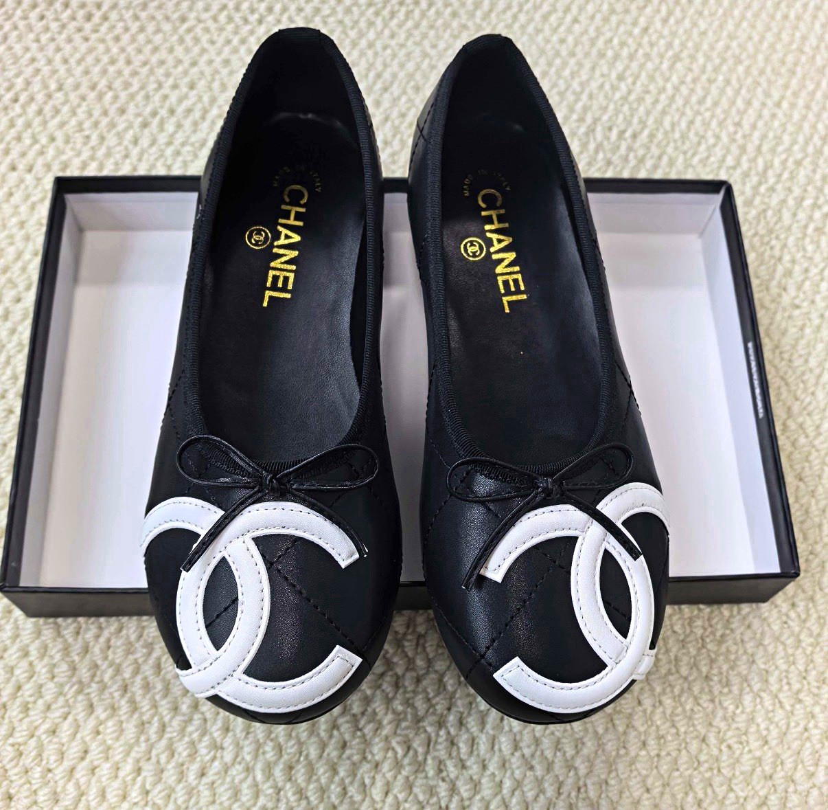 CHANEL Women\'s Black Quilted Leather Ballet Flats White CC Logo Bow US 8