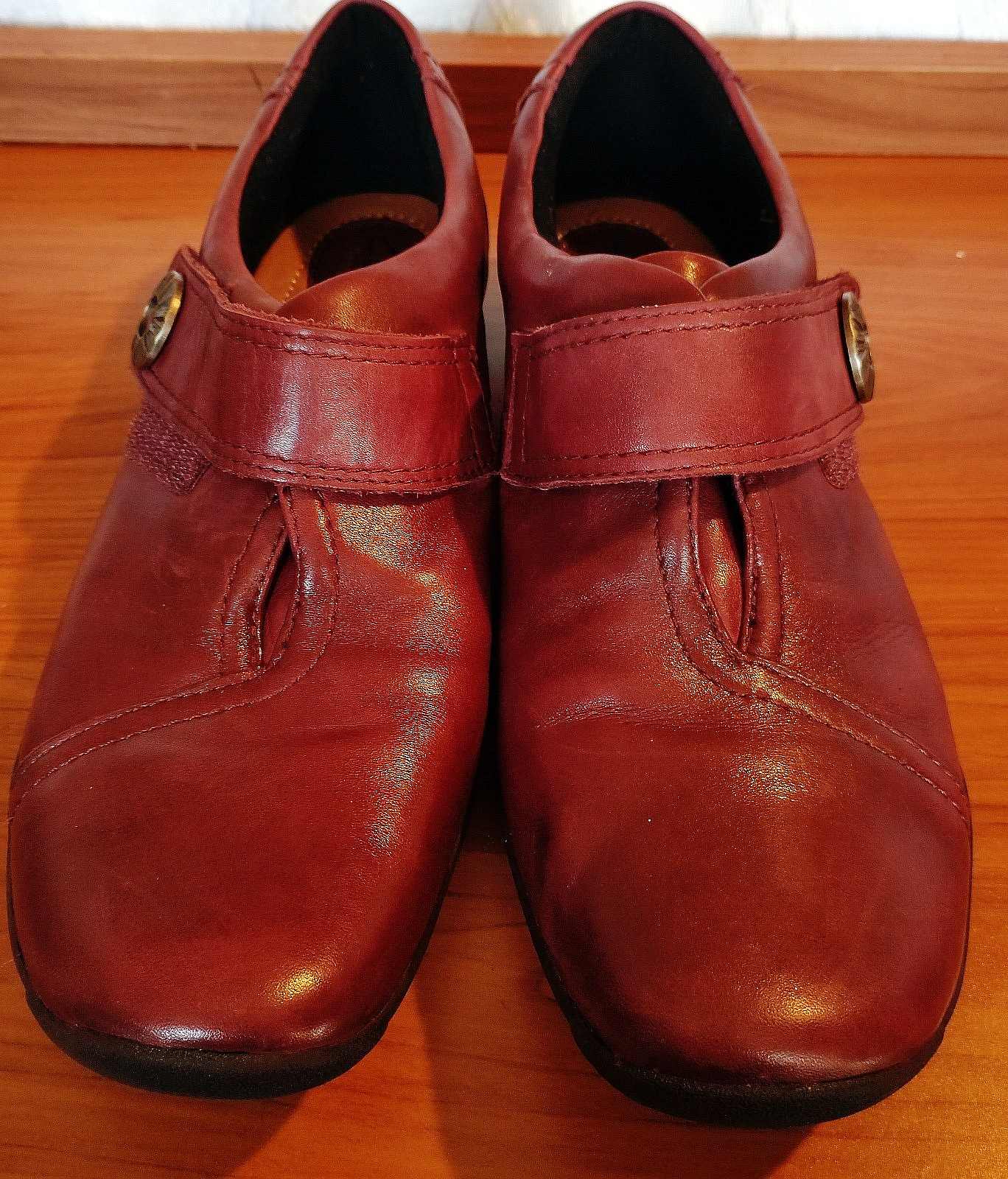 Women\'s Clarks Artisan size 11 shoe leather upper balance man made brick color