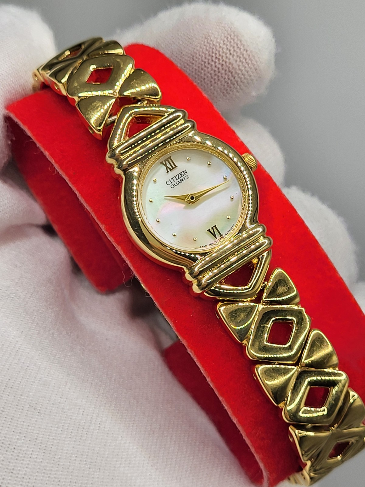 Rare [N.MINT] 1996 Citizen Vintage MOP Dial Gold Tone Women’s Quartz Watch