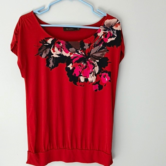 The Limited Women\'s M Red Floral Knit Scoop Neck Cap Sleeve Ruched Stretch Top The Limited Women\'s M Red Floral Knit Scoop Neck Cap Sleeve Ruched Stretch Top