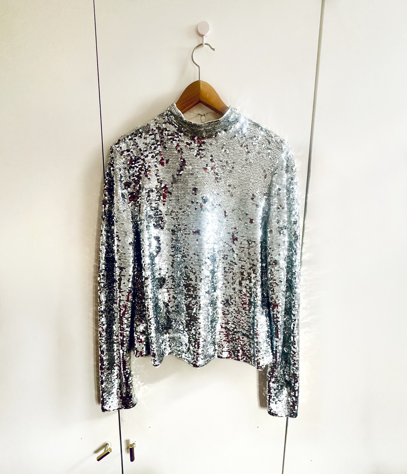 Silver Sequin Top By H&M as made viral by Trinny Rare Sz M Silver Sequin Top By H&M as made viral by Trinny Rare Sz M