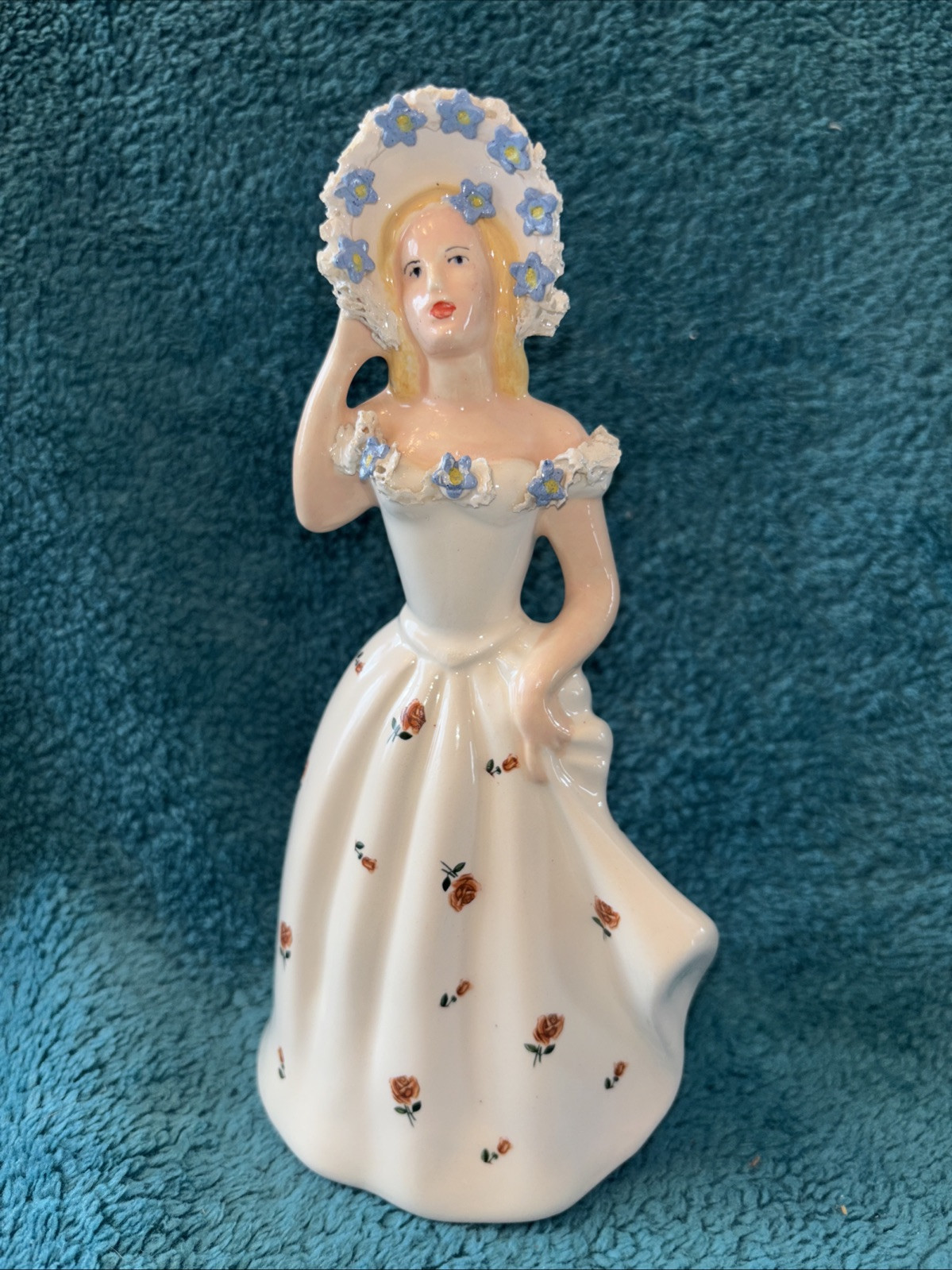 Vintage Beautiful Porcelain Sophisticated Lady Flower Accents Figurine #OO