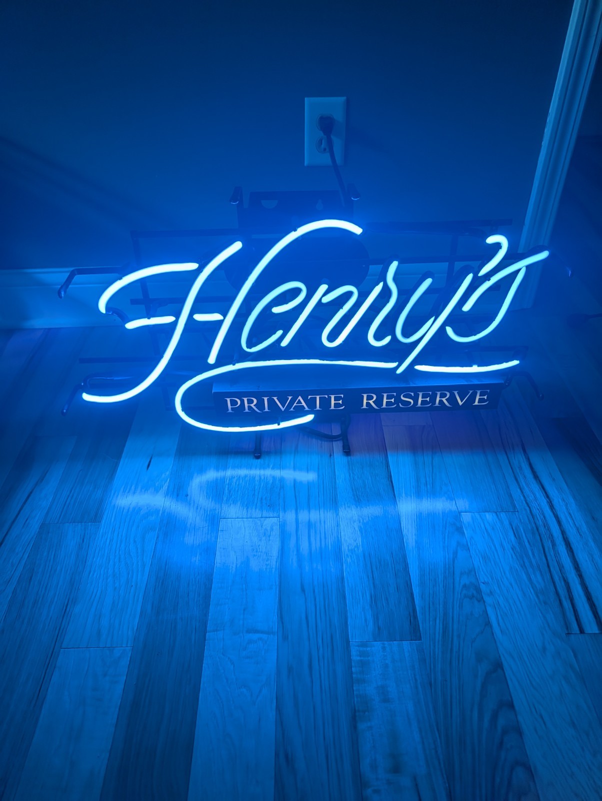 Vintage Henry’s Private Reserve Neon Beer Sign Fallon Neon Advertising Vintage Henry’s Private Reserve Neon Beer Sign Fallon Neon Advertising