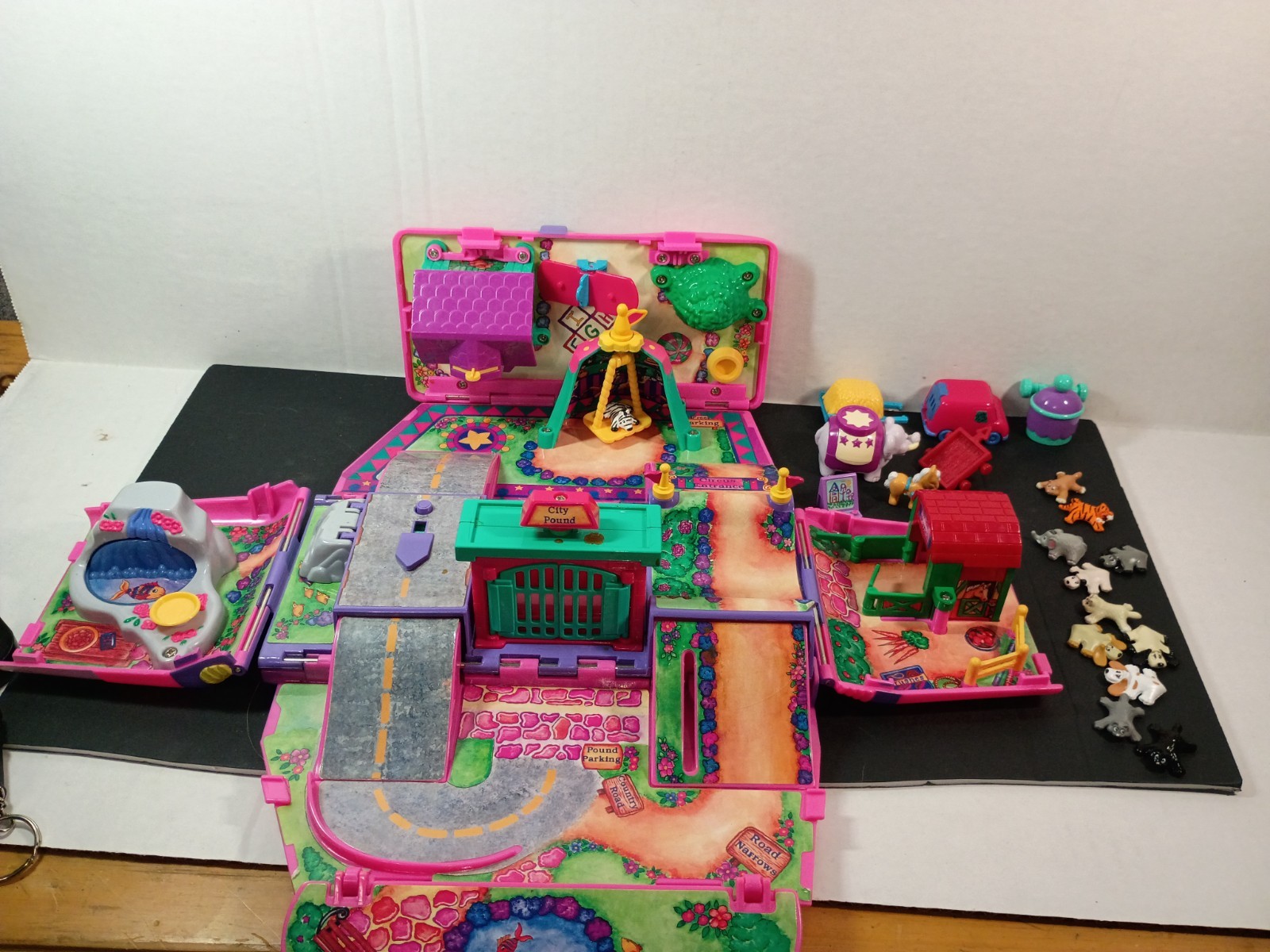 Vtg 1995 Pound Puppies Van Circus Playground Puppy Playset Lots Of Accessories 