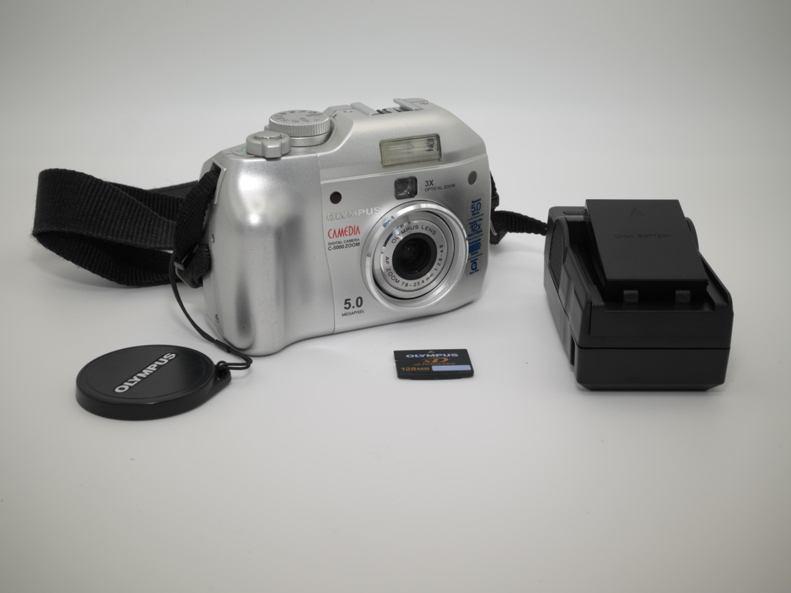 Olympus CAMEDIA C-5000 Zoom 5MP Digital Camera + 128MB xD New Batt Charger Works