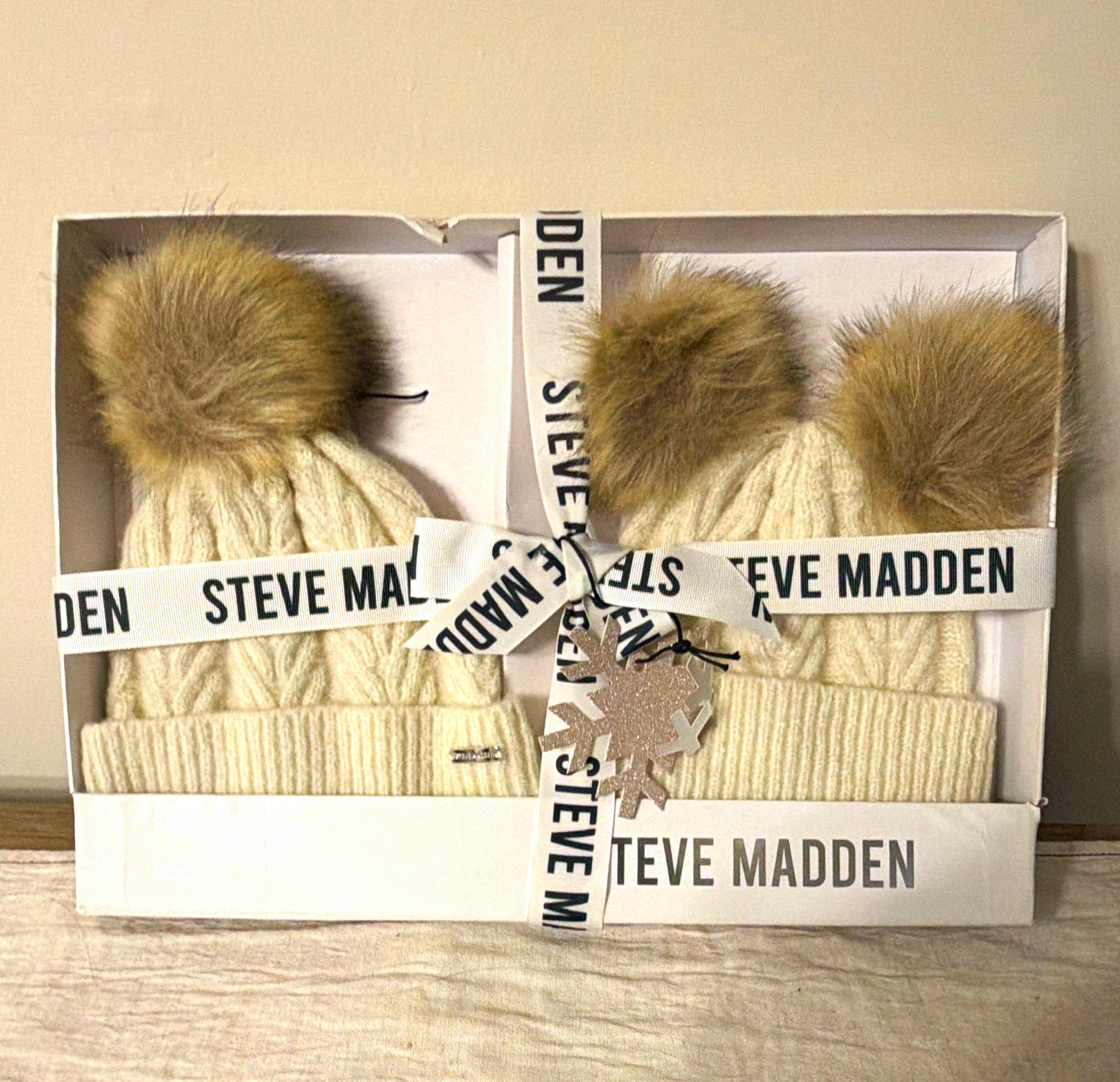 Steve Madden Knit Beanie Hat Ivory/Tan Pom Pom Logo Women’s One Size Winter Steve Madden Knit Beanie Hat Ivory/Tan Pom Pom Logo Women’s One Size Winter