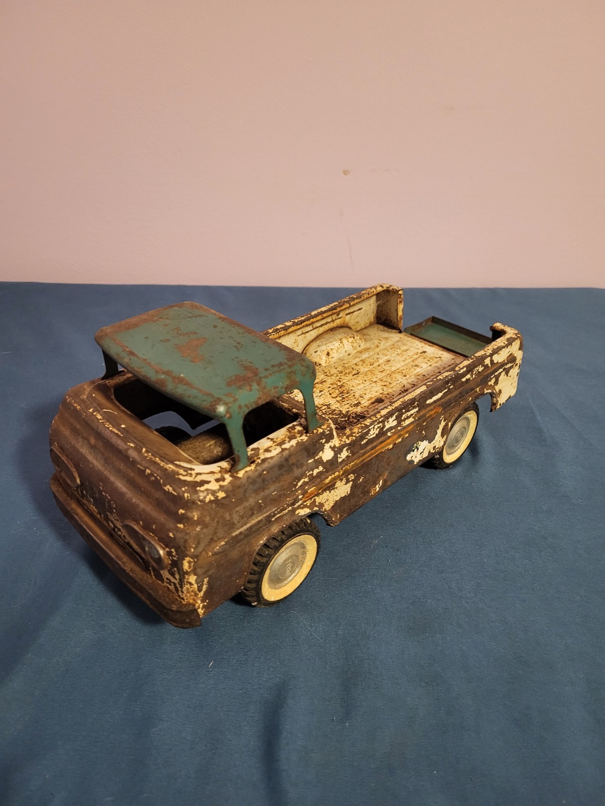 NYLINT Vintage Pressed Steel Ford Pickup Truck Toy White/Green Made in the USA 