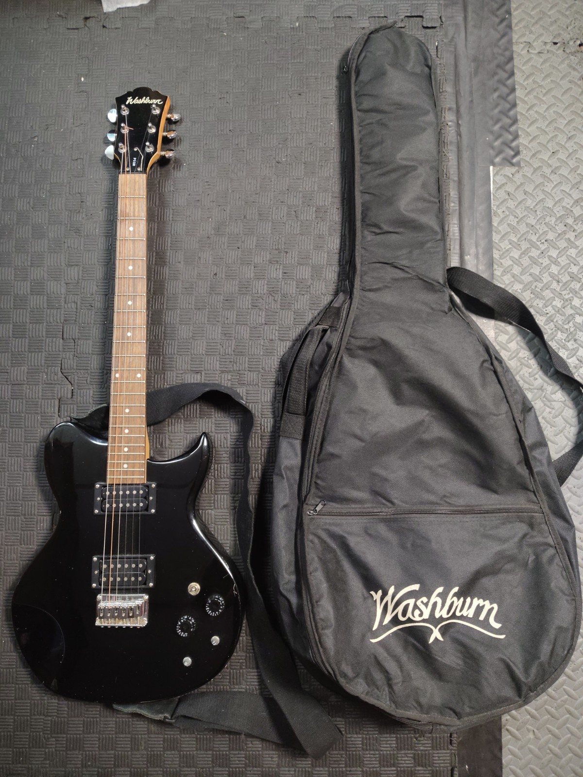 Washburn WI14 Electric Guitar BLACK WITH GIG BAG & A Bunch Of Strings Washburn WI14 Electric Guitar BLACK WITH GIG BAG & A Bunch Of Strings