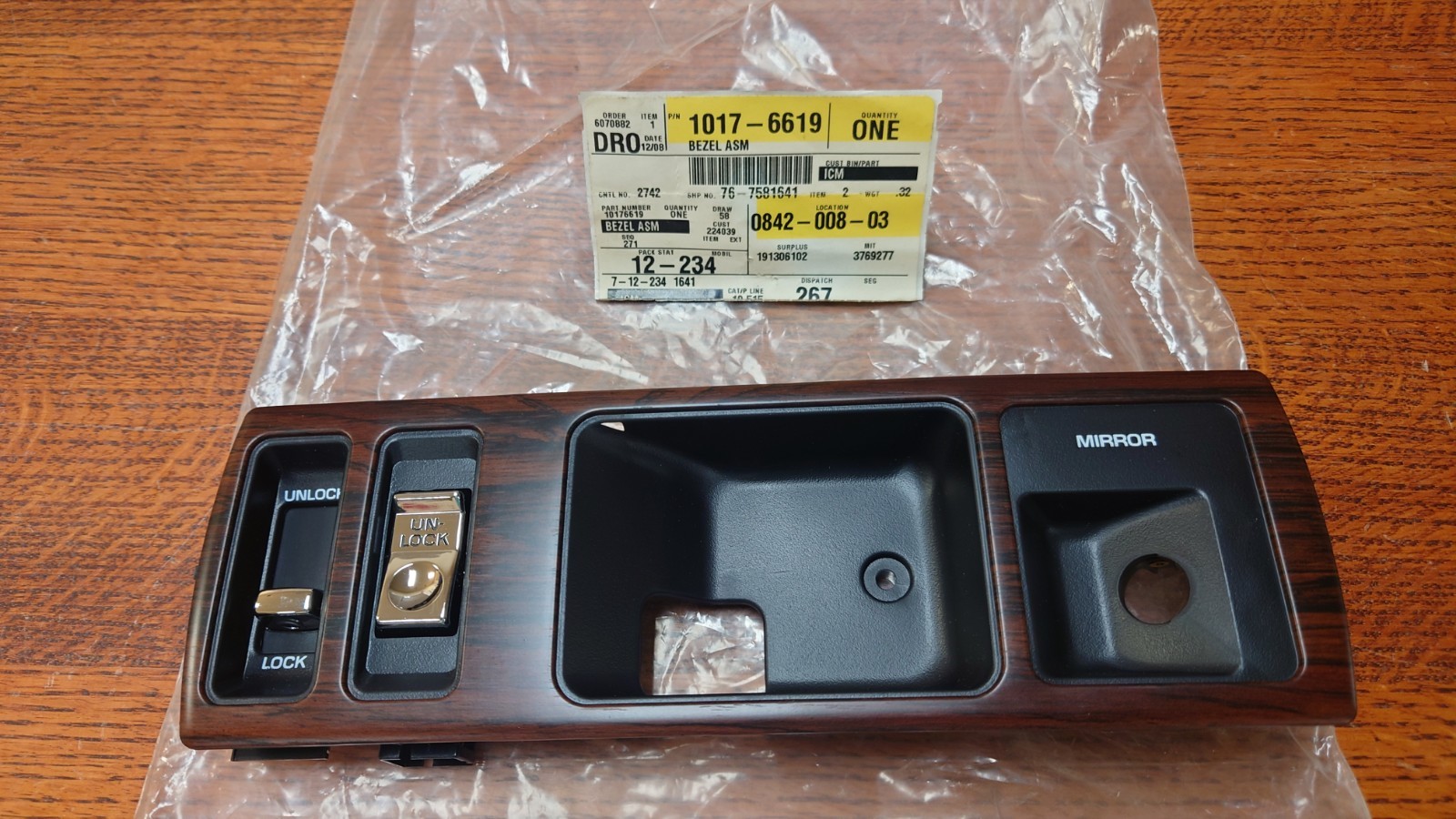 NOS  Genuine GM 1991 Chevy Caprice Woodgrain Door Panel Lock Bezel Trim Left FR