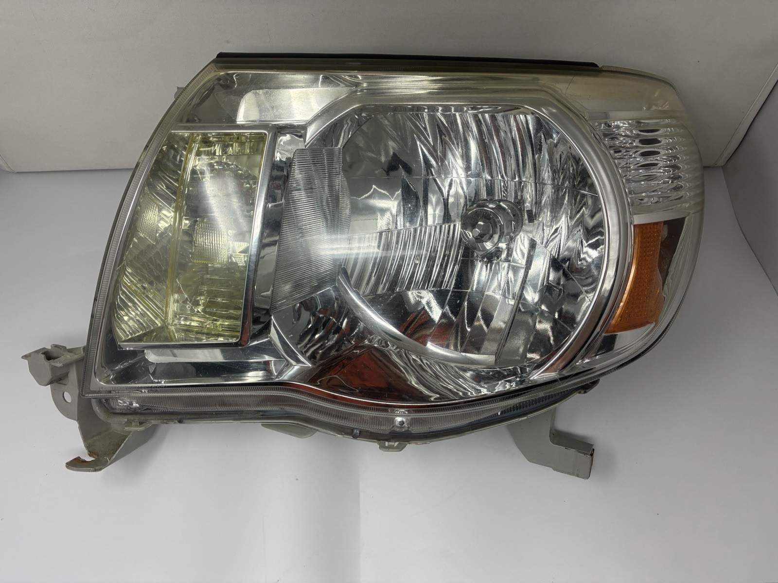 OEM 2005-2011 Toyota Tacoma Headlights LH RH Pair Genuine Factory READ DESCRIPTI OEM 2005-2011 Toyota Tacoma Headlights LH RH Pair Genuine Factory READ DESCRIPTI