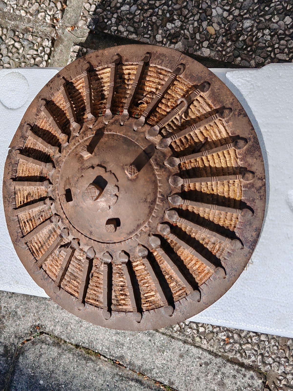 ANTIQUE 17th CENTURY ETHIOPIAN IRON SHIELD SIZE DIAMETER 29CM GOOD CONDITION... ANTIQUE 17th CENTURY ETHIOPIAN IRON SHIELD SIZE DIAMETER 29CM GOOD CONDITION...