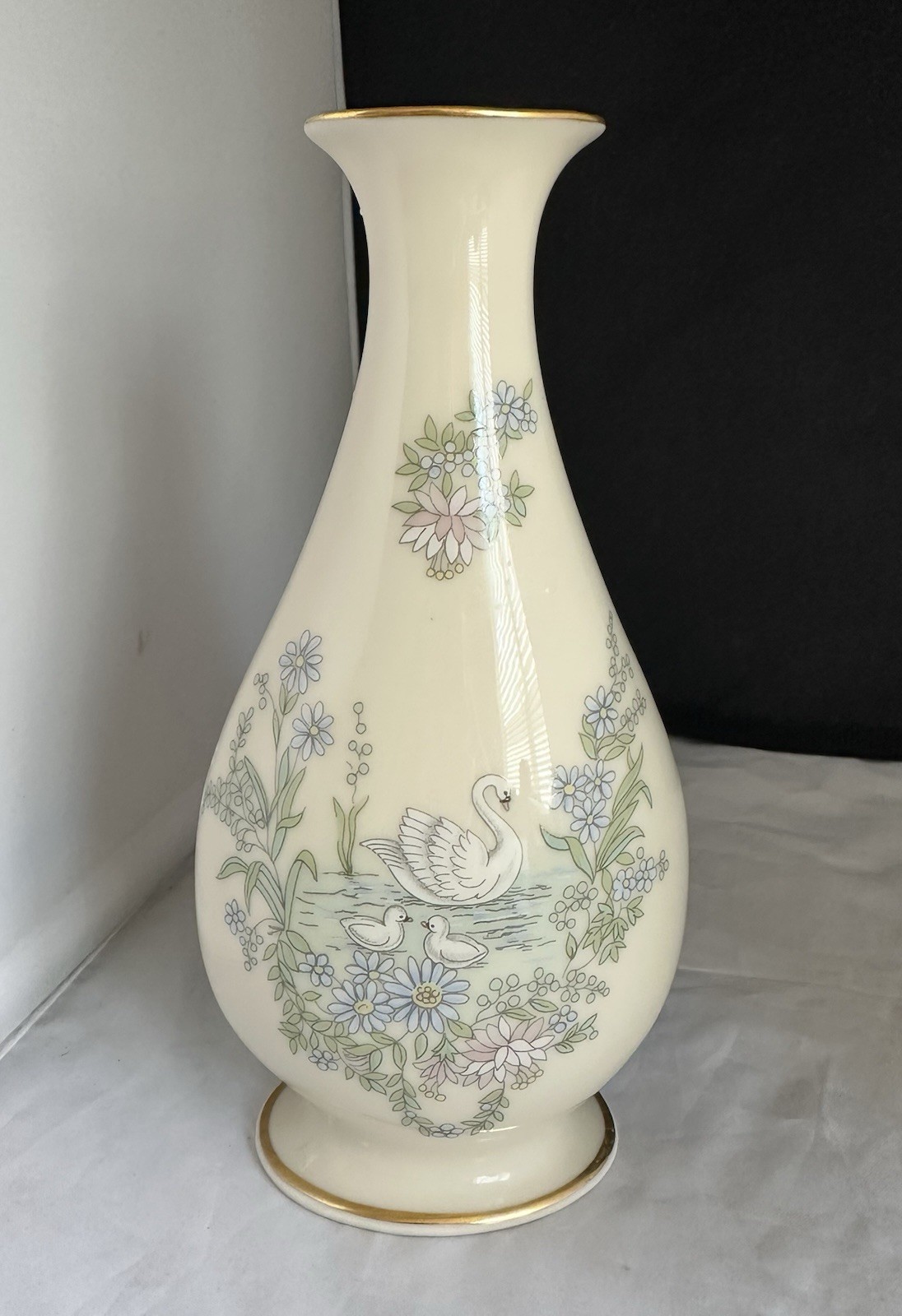 Lenox Mother\'s Day 1983 Swan Porcelain Vase Limited Edition Lenox Mother\'s Day 1983 Swan Porcelain Vase Limited Edition