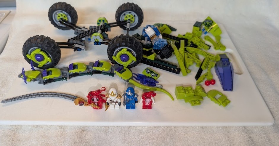 LEGO Ninjago Set 9445: Fangpyre Truck Ambush (Incomplete) LEGO Ninjago Set 9445: Fangpyre Truck Ambush (Incomplete)