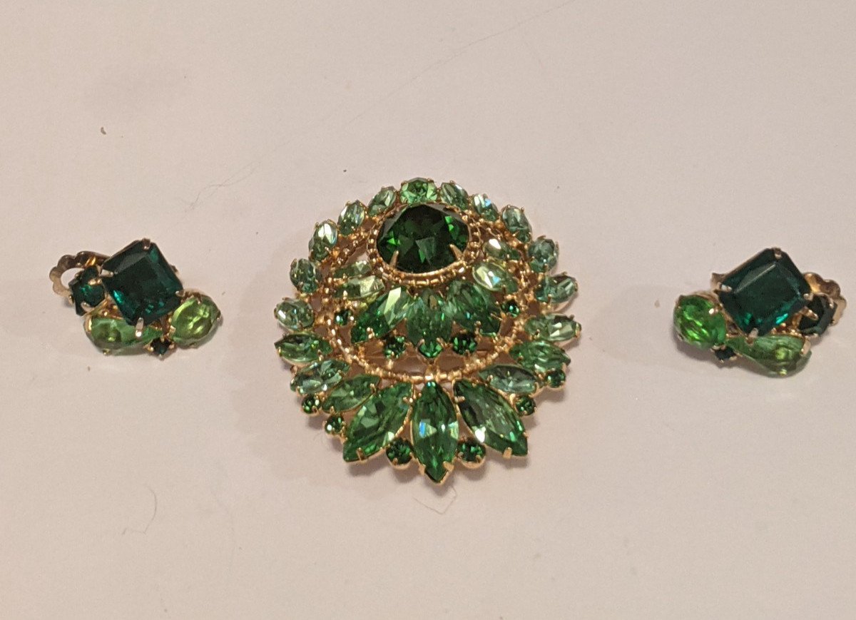 Vintage Juliana D&E Green Rhinestone Brooch & Earrings Demi Parure Set Layered