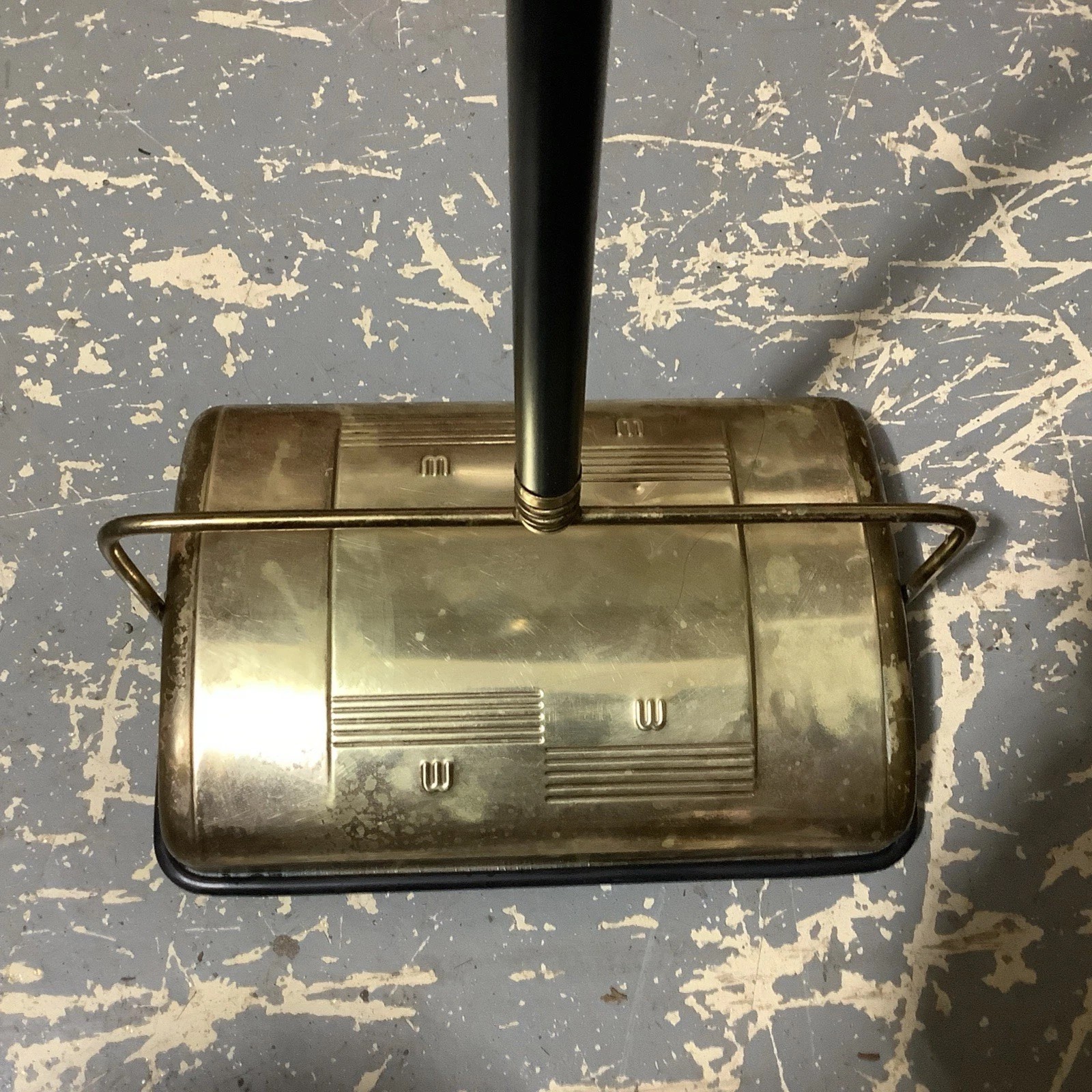 Vintage WAGNER Floor Carpet Sweeper KOMB-KLEANED Art Deco Works Tarnished 36” T Vintage WAGNER Floor Carpet Sweeper KOMB-KLEANED Art Deco Works Tarnished 36” T