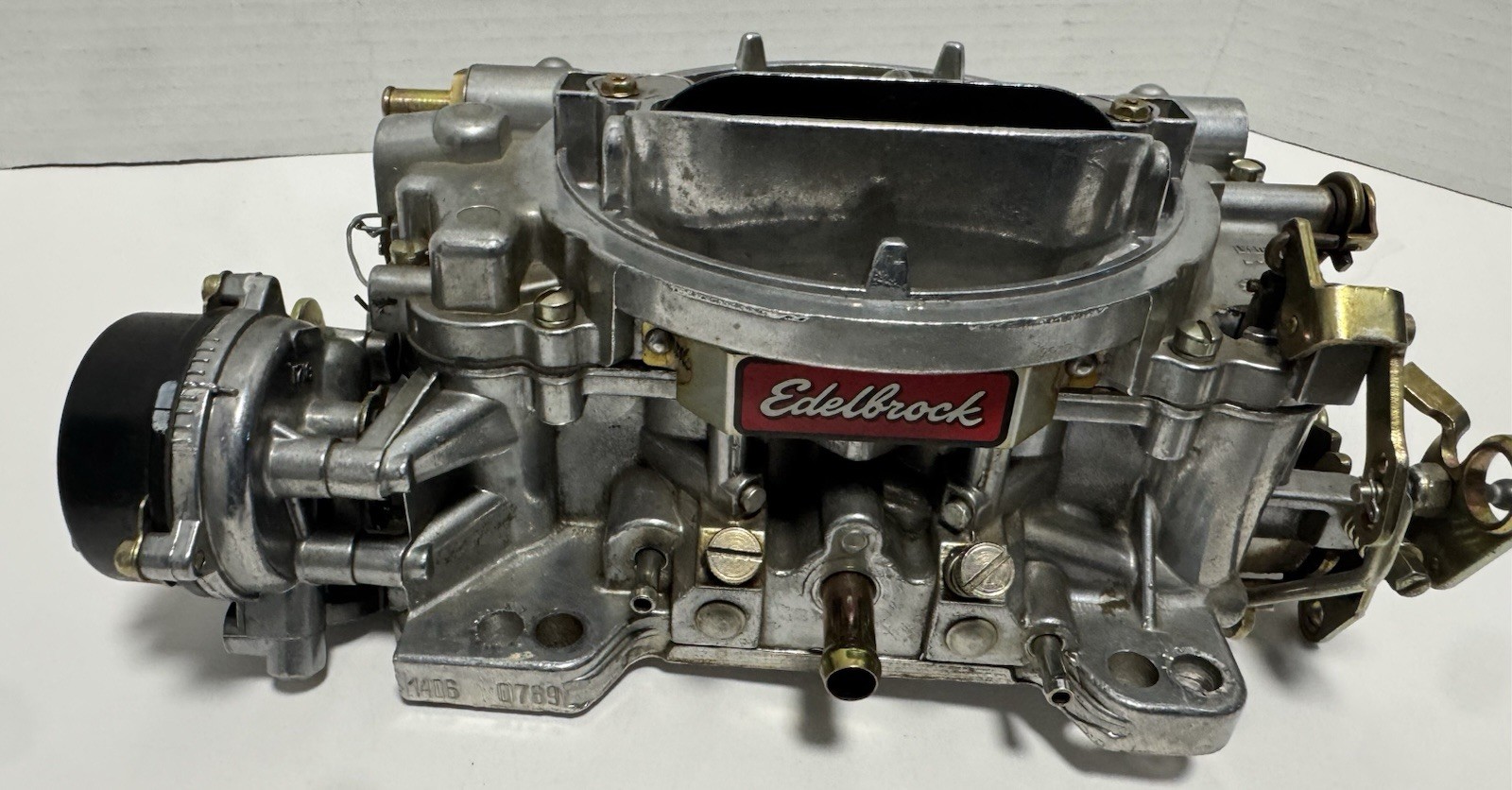 Edelbrock Carburetor For Chevy 1406: 600 CFM (Performer series, electric choke)